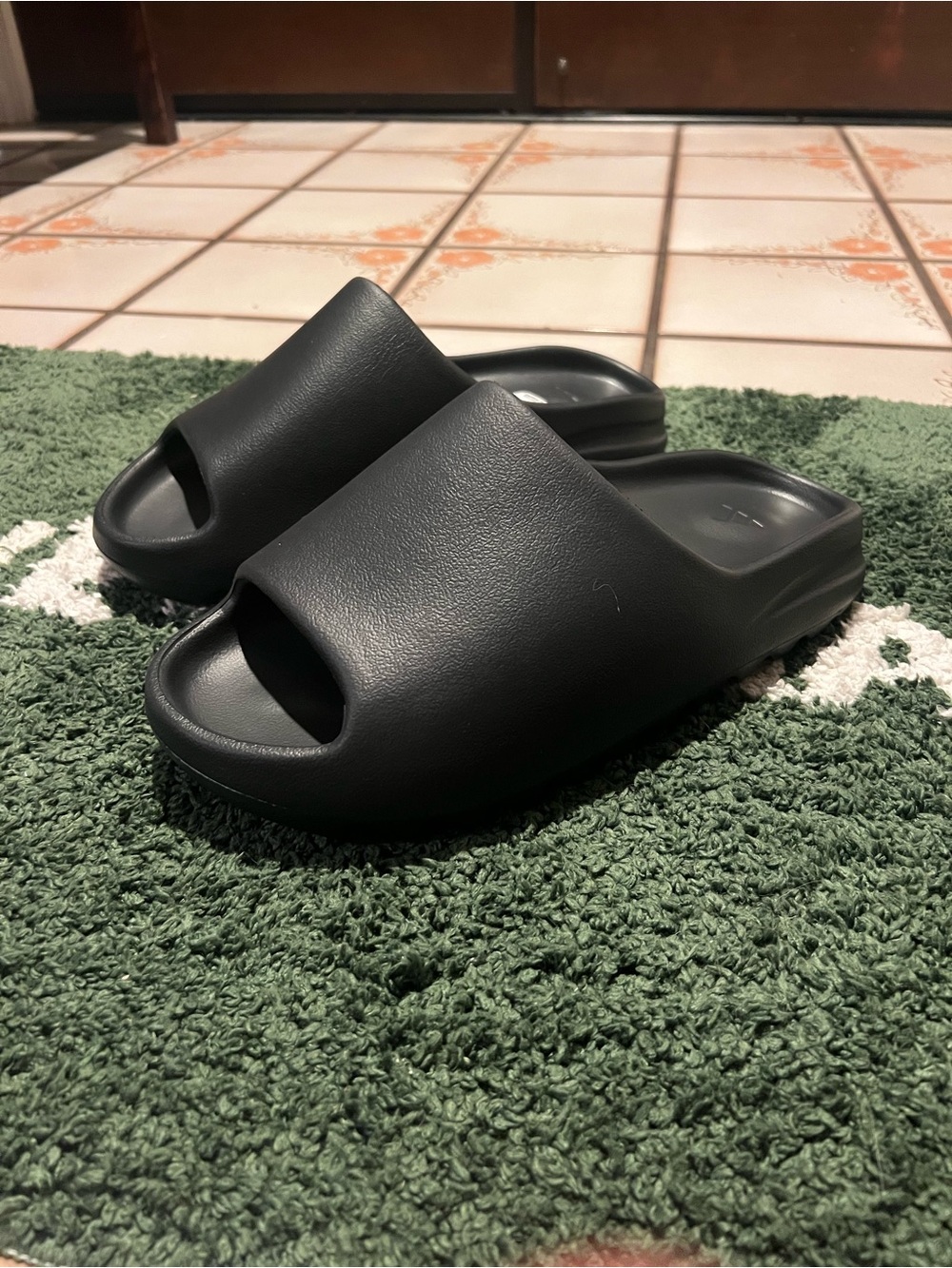 YEEZY SLIDES ONYX (Size 10) - Picture 3 of 9